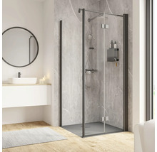 Badezimmer mit Dusche, Waschbecken und Spiegel für ein helles und geräumiges Ambiente