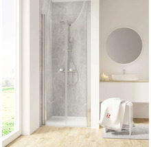 Badezimmer mit Dusche, Waschbecken, Spiegel und Hocker