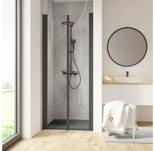 Begehbare Dusche mit schwarzem Rahmen und Duscharmatur in einem hellen Badezimmer.
