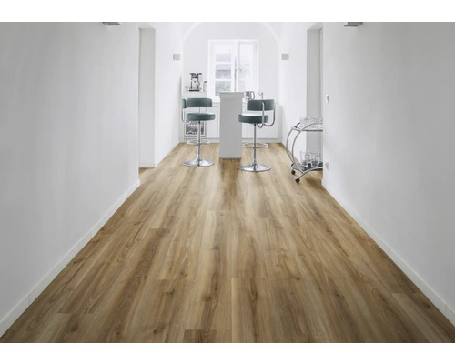 Verlegter Laminatboden in einem hellen Flur mit Barhockern