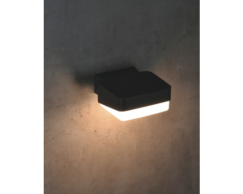 Quadratische Wandleuchte aus Metall mit Lichtaustritt nach unten