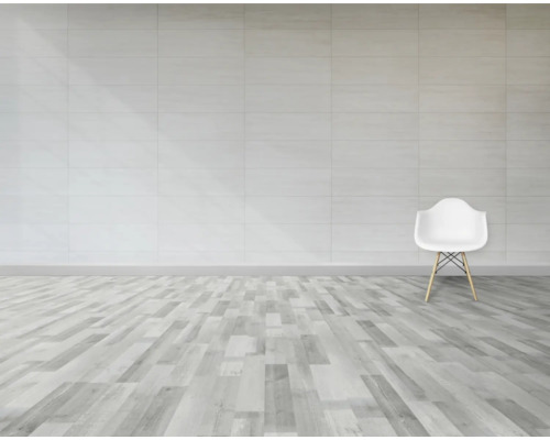 Heller Raum mit Laminatboden, gefliester Wand und weißem Stuhl