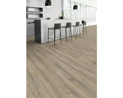 Helle Holzoptik Laminatboden in einem modernen Küchenbereich mit Barhockern.