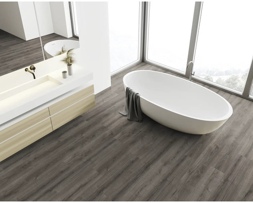 Badezimmer mit Badewanne, Waschtisch und Holzfußboden