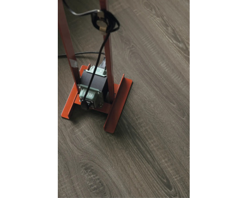Holzdekor Bodenbelag mit Maserung und Stehlampe