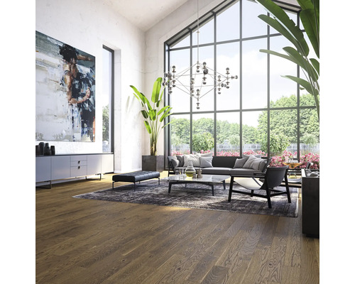 Helles Wohnzimmer mit Parkettboden, Sofa und Fensterfront