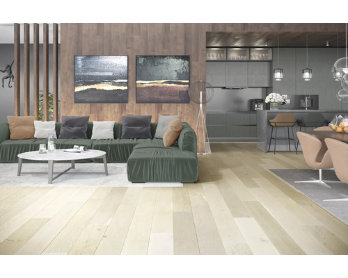 Helle Holzdielen in einem Wohnzimmer mit Sofa und Küche im Hintergrund