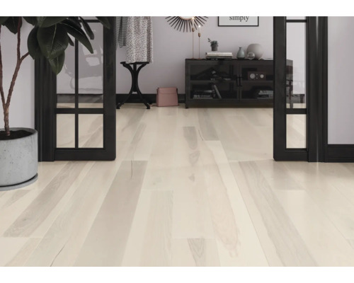 Heller Holzboden in einem stilvollen Raum mit Dekorationen und Möbeln.