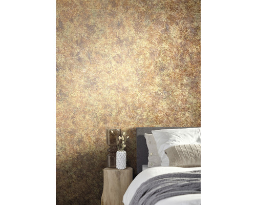 Schlafzimmer mit gemusterter Tapete, Bett und Nachttisch