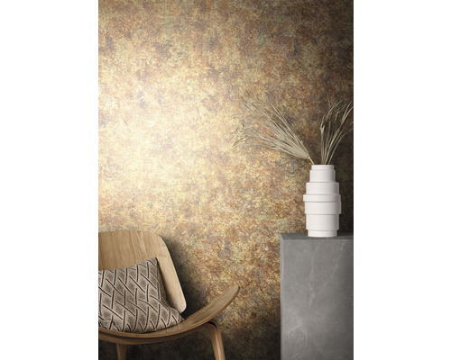 Dekoratives Zimmer mit einer gemusterten Tapete, einem Stuhl mit Kissen und einer Vase auf einem Sockel.