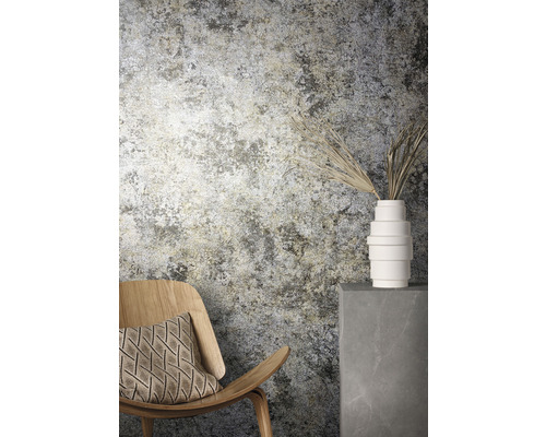 Dekorative Wandgestaltung mit Stuhl, Kissen und Vase