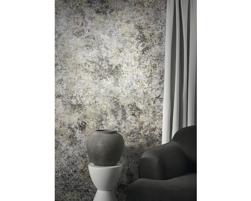 Dekoratives Interieur mit gemusterter Tapete, Vase auf einem Podest und einem Sessel