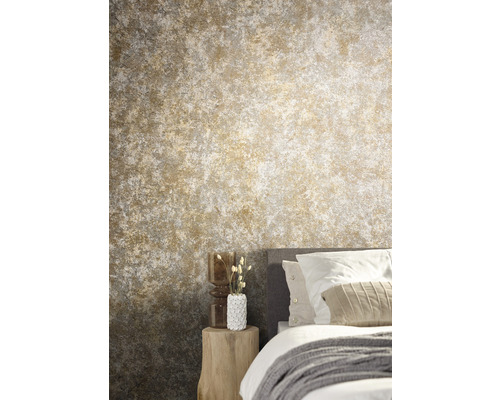 Schlafzimmer mit gemusterter Tapete, Bett und Nachttisch