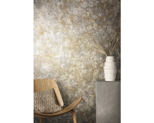 Dekoratives Interieur mit Stuhl, Kissen, Vase und abstrakter Wandgestaltung