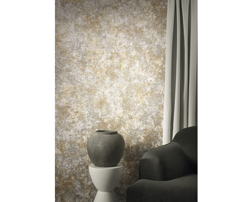 Wohnraum mit gemusterter Tapete, Vase und Sessel