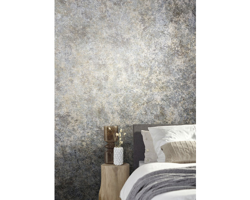 Schlafzimmer mit Struktur Tapete in Steinoptik, Nachttisch und Bett