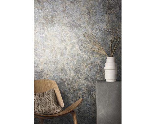 Dekoratives Interieur mit Stuhl, Kissen, Blumenvase und gemusterter Wand