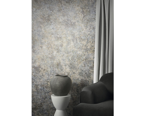 Raumansicht mit gemusterter Tapete, Vase und Sessel