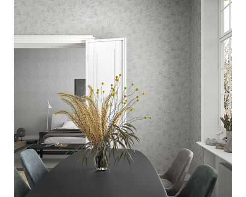 Innenraumansicht mit Esstisch, Stühlen und Blick auf ein Schlafzimmer