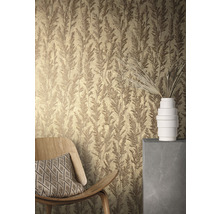 Nahaufnahme einer Wand mit floral gemusterter Tapete, einem Stuhl und einer Vase