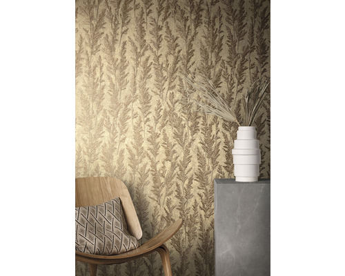 Nahaufnahme einer Wand mit floral gemusterter Tapete, einem Stuhl und einer Vase