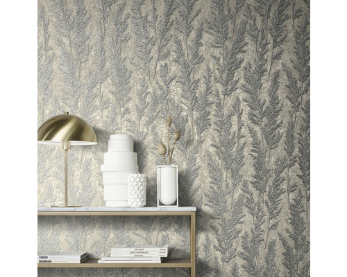 Dekoratives Zimmer mit einer Wandtapete mit Pflanzenmuster.