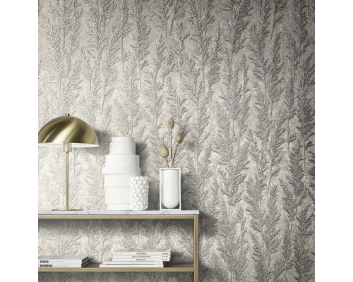 Nahaufnahme einer Wand mit Blattmuster-Tapete und dekorativen Elementen auf einem Regal