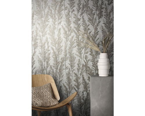 Szene mit gemusterter Tapete, Holzstuhl und dekorativer Vase