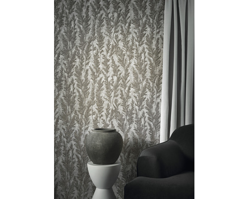 Szene mit gemusterter Tapete, Vase und Sofa