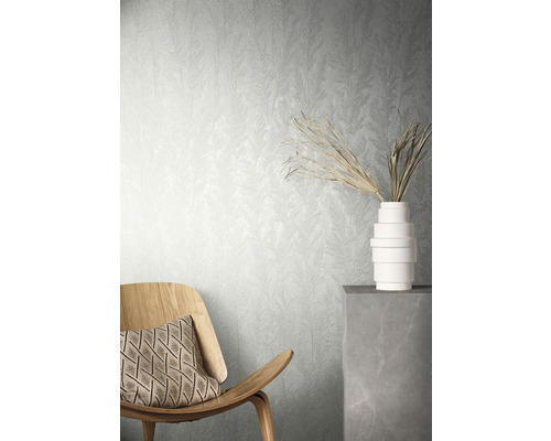 Szene mit gemusterter Tapete, Holzstuhl und dekorativer Vase