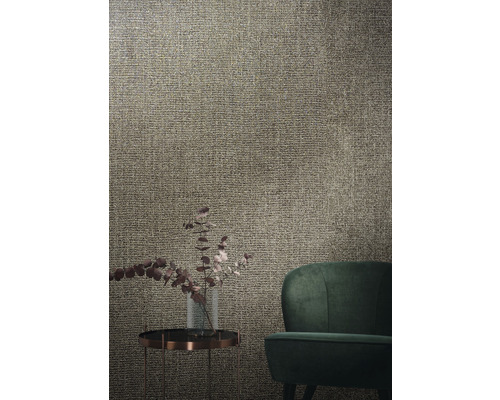 Szene mit einer strukturierten Tapete, einem kleinen Tisch mit einer Vase und einem Stuhl