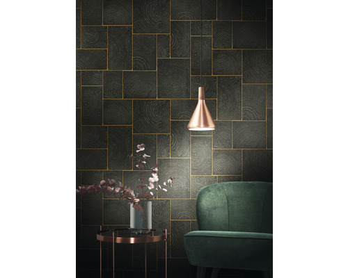 Wohnraum mit gemusterter Tapete, Lampe und Sessel