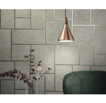Wand mit Holzdesign, Pendelleuchte und Stuhl