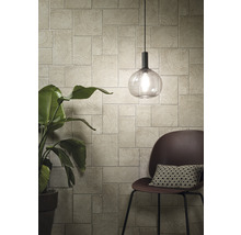 Wohnraum mit Wandpaneelen in Holzoptik, Lampe und Stuhl mit Kissen.