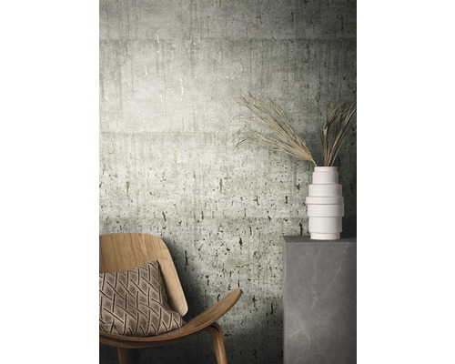 Dekoratives Zimmer mit einer strukturierten Tapete, einem Holzsessel und einer Vase mit Pflanzen