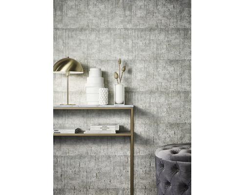 Wohnraum mit grauer Betontapete, Konsole, Lampe und Sitzhocker