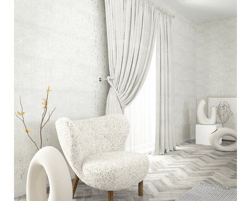 Wohnzimmer mit Sessel, Vorhängen und Dekoration