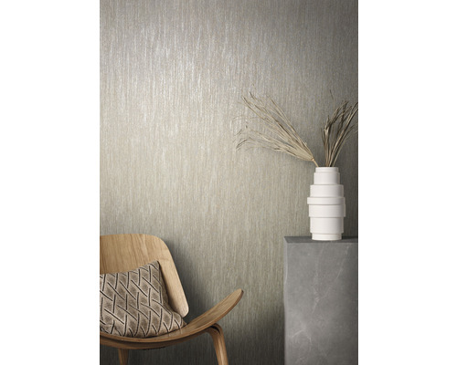 Dekoratives Zimmer mit Strukturtapete, Stuhl und Vase