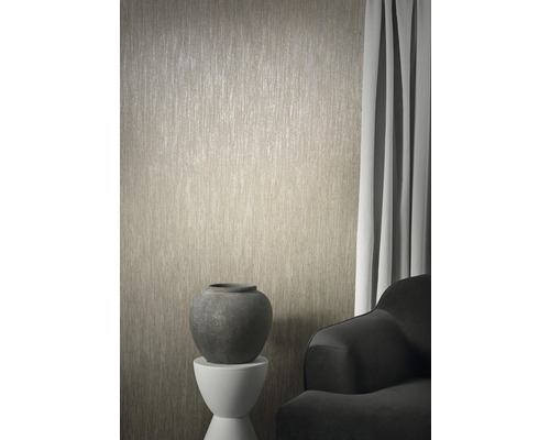 Nahaufnahme einer strukturierten Tapete in einem Raum mit Dekorationen und Möbeln