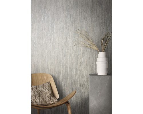 Raumansicht mit Tapete, Stuhl und Dekoration