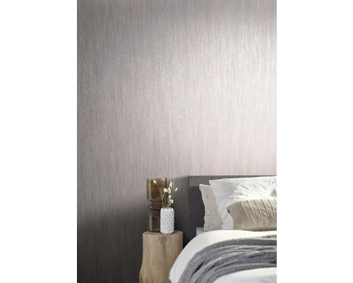 Schlafzimmer mit Tapete in Holzoptik, Bett und Beistelltisch