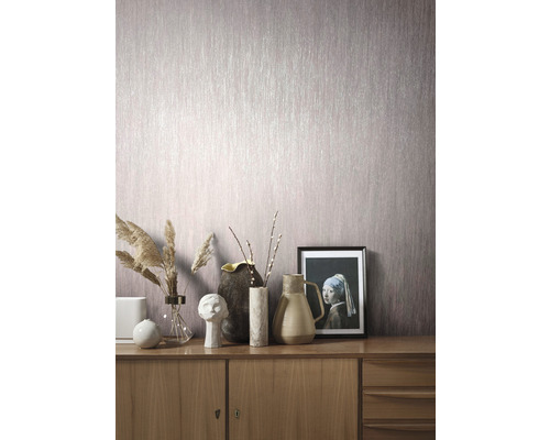 Wohnraum mit gemusterter Tapete und Kommode mit Dekorationsgegenständen