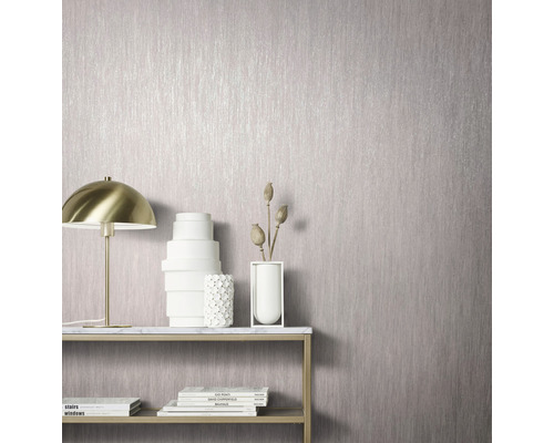 Nahaufnahme einer Wandtapete mit vertikaler Textur auf einer Wand in einem Raum mit dekorativen Elementen wie einer Lampe und Vasen.