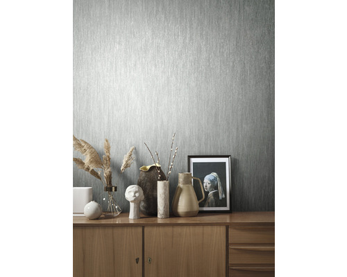 Wohnszene mit gemusterter Tapete, Sideboard und Dekoration