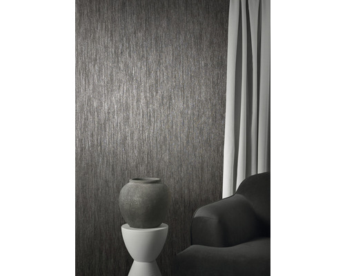 Raumansicht mit Strukturtapete, Blumenvase und Vorhang