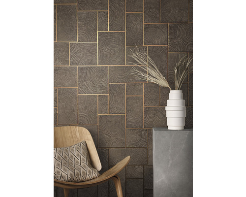 Wandgestaltung mit Holzmuster, Stuhl und Dekoration