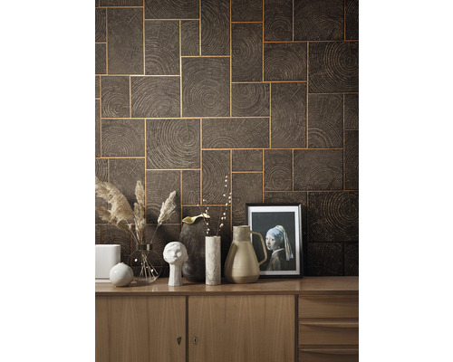 Wandgestaltung mit brauner Holzmuster-Tapete und goldenen Linien über einer Holzkommode mit Dekoration