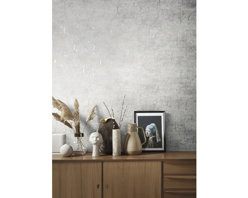 Dekoratives Interieur mit grauer Tapete, Kommode, Vasen und gerahmtem Bild