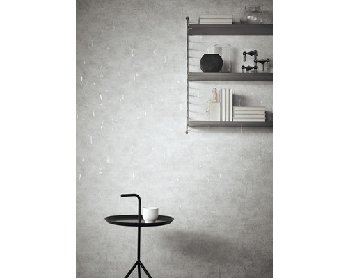 Dekorative Wand mit Regal und kleinem Tisch