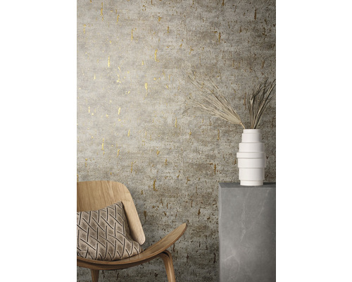 Szene mit Stuhl, Kissen, Vase und einer gemusterten Tapete